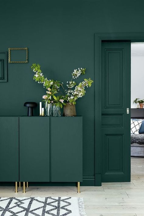 Emerald Green Decor Ideas + Inspiration | Arts and Classy Green Wall Color, Hallway Paint, Green Painted Walls, Green Accent Walls, Dark Green Walls, Green Interior Design, Kabinet Dapur, Green Walls, Living Room Green