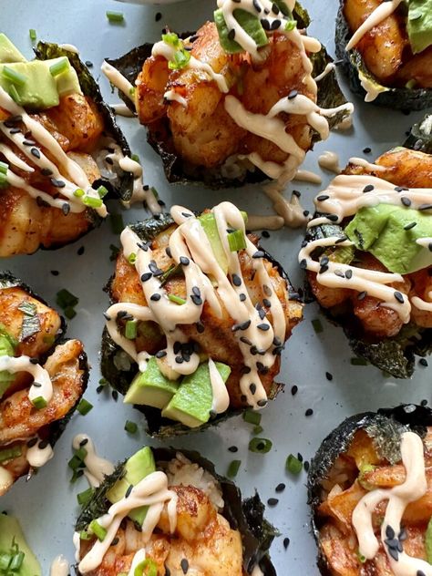 Crispy Shrimp Rice Muffins - Hungry Happens Crispy Shrimp Sushi Cups, Shrimp Seaweed Cups, Hungry Happens Recipes Salad, Sushi Shrimp Bake, Asian Plates, Rice Muffins, Sushi Healthy, Sushi Bites, Sushi Cups