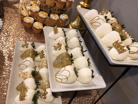 Gold & White Chocolate Covered Strawberries Chocolate Covered Strawberries White And Gold, White And Gold Chocolate Strawberries, Gold Chocolate Covered Strawberries, Anniversary Treats, Bae Birthday, Champagne Quince, 60th Wedding Anniversary Party, Heaven Wedding, White Chocolate Covered Strawberries