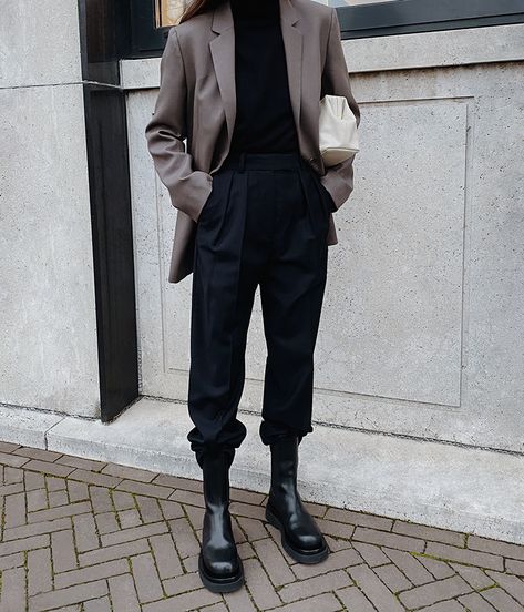 Lug Boots, Black And Beige, Trik Fotografi, Mode Inspo, Looks Chic, 가을 패션, Mode Inspiration, Boots Outfit, Black Outfit