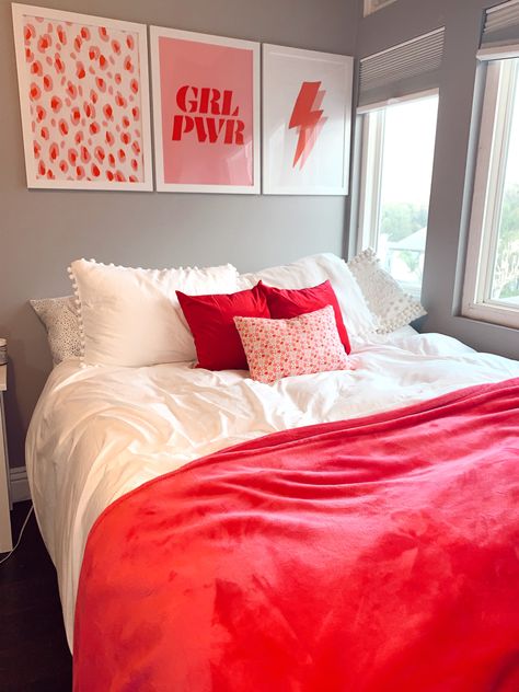 Hot Pink Room, Hot Pink Bedrooms, Pink Dorm Rooms, Preppy Bedroom, College Dorm Room Decor, Dorm Room Designs, Dorm Room Inspiration, Preppy Room Decor, Preppy Room