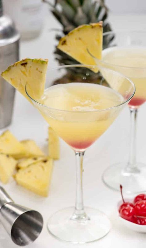 Easy Martini Recipes, Hawaiian Martini, Pineapple Martini Recipes, Pineapple Martini, Coconut Martini, Hawaiian Drinks, Hawaii Pineapple, Martini Party, Martinis Drinks