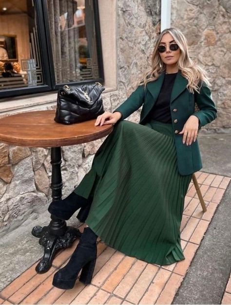 Mall Clothes, Day Wedding Outfit, Long Green Skirt, Rok Outfit, Capsule Wardrobe Casual, Pleated Fashion, Outfit Elegantes, Thanksgiving Outfit Ideas, Cute Thanksgiving Outfits