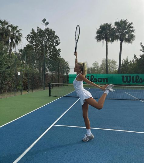 Old Money Tennis, Country Club Aesthetic, Tennis Girl, Tennis Aesthetic, Dreamy Aesthetic, Tennis Life, Sporty Aesthetic, Playing Tennis, Clubbing Aesthetic