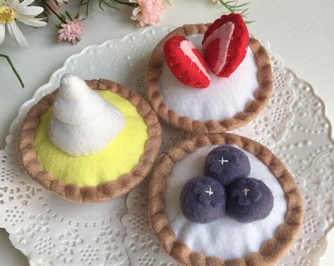 Beautiful high-quality handmade felt play by BurntGingerbreadYum Play Bakery, Lemon Meringue Tart, Felt Food Diy, Felt Food Patterns, Felt Cupcakes, Food Cupcakes, Felt Fruit, Pretend Play Food, Felt Play Food