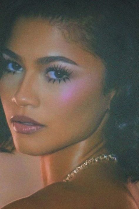 90s Hollywood Glam, Old Hollywood Glam Makeup Black Women, Old Hollywood Glam Aesthetic, Old Hollywood Prom Hair, 90s Hollywood Aesthetic, Zendaya Aesthetic Euphoria, Old Hollywood Aesthetic Fashion, Old Hollywood Glamour Makeup, Old Hollywood Glam Makeup