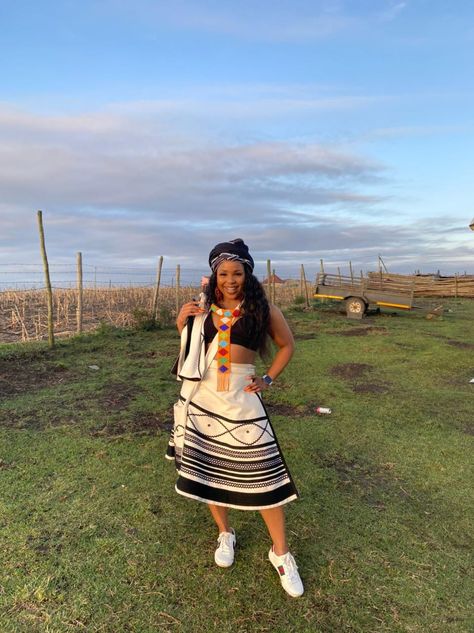 Xhosa Skirt Outfit, Xhosa Skirts For Ladies, Umbhaco Xhosa Skirts, Xhosa Skirt, Xhosa Attire For Ladies, Modern Xhosa Attire, Xhosa Culture, Xhosa Traditional Attire, Native Outfits