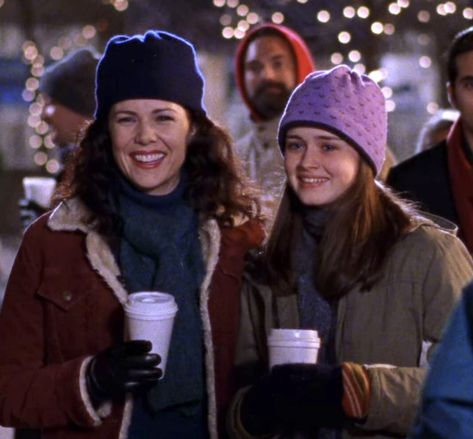 Gilmore Girls Christmas, Gilmore Girls Outfits, Kaptan Jack Sparrow, Gilmore Girls Seasons, Team Logan, Gilmore Girl, Lorelai Gilmore, I Love Cinema, Stars Hollow