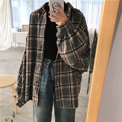 Making Outfits With What You Have, Layering Flannel Outfit, Aesthetic Clothes Ideas For School, Flannels Aestethic, Flanal Outfits For School, Aesthetic Looks For School, Oversized Flannel Outfits Winter, 90s Fashion Flannel, Outfits With Flannel Shirts