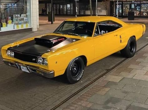 Dodge Coronet Super Bee, 70s Muscle Cars, Car Paint Jobs, Hot Rods Cars Muscle, Dodge Muscle Cars, Mopar Cars, Mopar Muscle Cars, Dodge Coronet, Vintage Muscle Cars