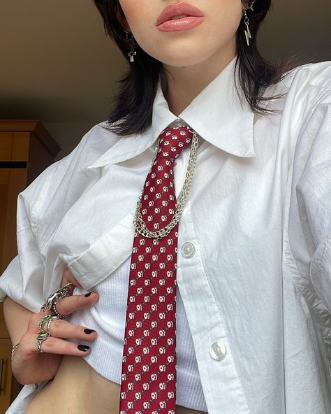 Cards tie ✨😇💋🎶🤘🏻💖⭐️🙏🏻🥰 Top Made Of Ties, Tie Styles Women, Women Wearing Ties Outfits, Neck Tie Outfits For Women, Shirt And Tie Women, Ties Outfit, Tie Outfits For Women, Tie Streetwear, Tie Women Outfit