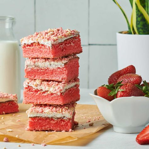 Strawberry Shortcake Brownies Strawberry Shortcake Brownies, Starberry Shortcake, Strawberry Shortcake Muffins, Strawberry Shortcake Dessert, Strawberry Brownies, Strawberry Shortcake Cake, Cookie Brownie Recipe, Strawberry Cake Mix, Dessert Toppings