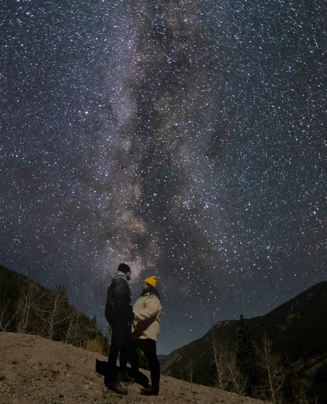 Stargazing Proposal, Stargazing With Boyfriend, Star Gazing Date Aesthetic, Star Watching Date, Star Gazing Couple, Adventure Couple Aesthetic, Star Gazing Aesthetic Couple, Star Gazing Date, Planetarium Date