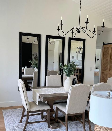 Dinning Room Mirror, Pretty Apartments, Dining Area Decor, Black Mirrors, Dining Room Accent Wall, Mirror Decor Living Room, Dining Room Updates, Living Room Wall Color, Mirror Dining Room