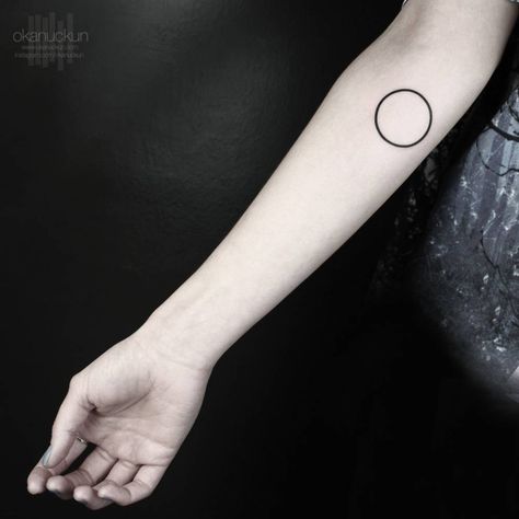 Minimalist circle tattoo on the right inner forearm, close to the elbow. Tattoo Artist: Okan Uçkun Geometric Tattos, Geometric Tattoo Meaning, Inner Elbow Tattoos, Minimalist Tattoo Meaning, Minimalistic Tattoos, Typography Tattoo, Dune Art, Kunst Tattoos, Circle Tattoos