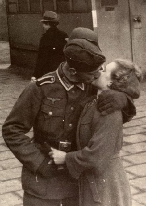 62 Historic Photos Of Love During Wartime | Bored Panda Making Angels, Bella Core, Couples Vintage, Man In Uniform, Old Fashioned Love, German Soldier, Anatomy References, Heartwarming Pictures, Army Images