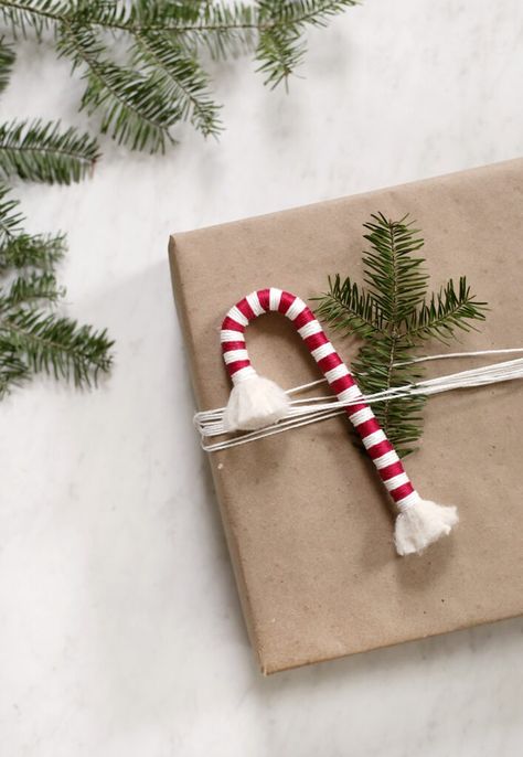 Learn how to make these macrame candy canes to use as decor, ornaments, or gift toppers! #christmas #wrapping Diy Candy Cane, Candy Cane Gifts, Candy Cane Ornament, Diy Wrap, Gift Toppers, Macrame Patterns Tutorials, Diy Candy, Candy Canes, Macrame Patterns