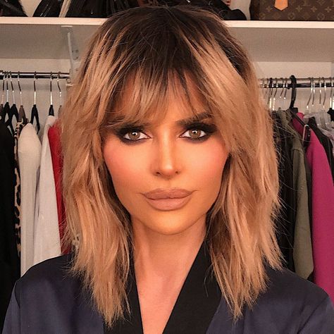 Lisa Rinna on Instagram: “We call this one Roxanne. 😻 She’s a pistol. 🔫” Lisa Rinna Wig, Human Lace Front Wigs, Lisa Hair, Shoulder Length Blonde, Human Lace Wigs, Celebrity Wigs, Lisa Rinna, Blonde Lace Front Wigs, Auburn Hair