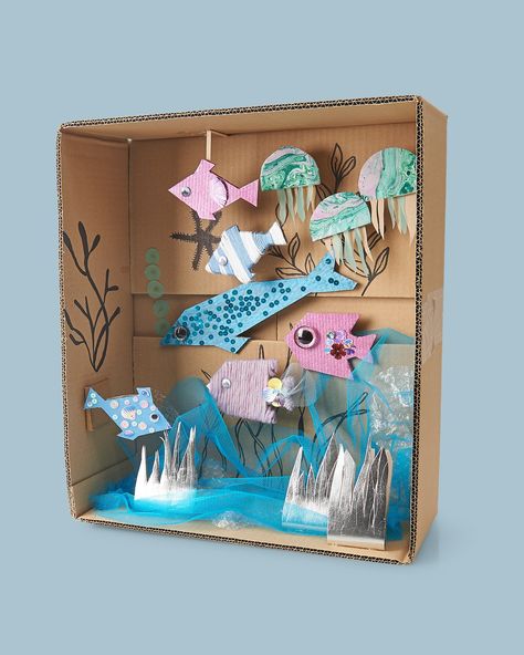 DIY this From cardboard box to aquarium project | Selfmade® (Stoff & Stil) Kids Aquarium, Paper Plate Jellyfish, Summer School Crafts, Aquarium Craft, Fish Printables, Under The Sea Crafts, Jesus Coloring Pages, Jellyfish Craft, Fish Template