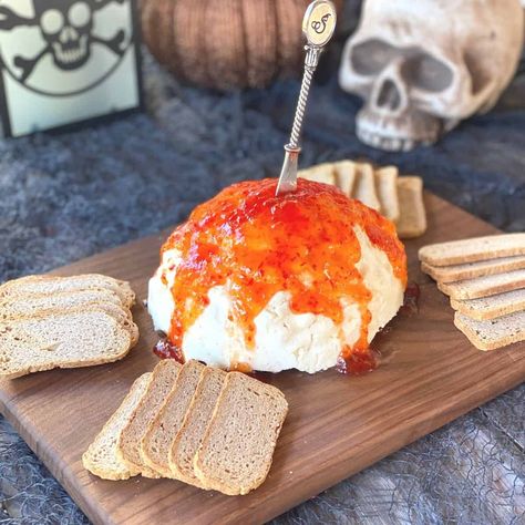 This creepy brain dip is a fun and delicious Halloween appetizer to serve at your next Halloween party that is both spooky and easy! It is made using a brain mold and a few simple ingredients! Halloween Potluck Recipes, Brain Mold, Halloween Dip, Halloween Potluck, Halloween Appetizer, Halloween Finger Foods, Halloween Appetizers Easy, Halloween Party Appetizers, Appetizer Ideas