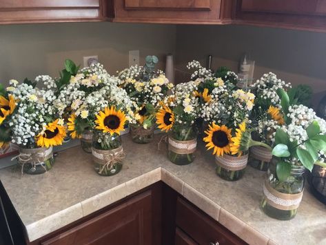 Sunflower Wedding Decorations, Sunflower Centerpieces, Sunflower Party, Sunflower Themed Wedding, Sunflower Baby Showers, Sunflower Bridal Shower, Deco Champetre, Bridal Sunflowers, Graduation Party Planning