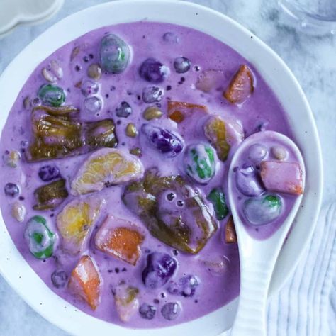 Ginataang halo-halo (Binignit) is a delightful Filipino dessert that combines various ingredients cooked together in coconut milk. Halo Halo Filipino, Filipino Macaroni Salad, Halo Halo Dessert, Tofu Sisig, Filipino Noodles, Sisig Recipe, Pancit Bihon, Pancit Recipe, Filipino Dessert