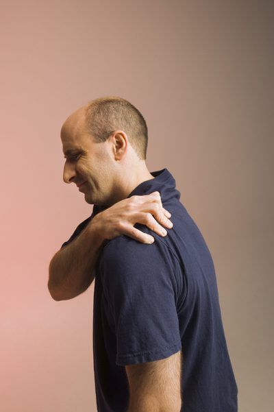 A deltoid injury can cause significant shoulder pain. Torn Labrum, Shoulder Stretches, Rehabilitation Exercises, Natural Pain Relievers, Hip Problems, Hip Flexor Stretch, Frozen Shoulder, Upper Back Pain, Tooth Pain