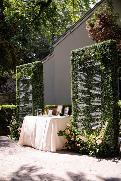 Koby Brown Photo - Hedge Wall with Acrylic Seating Chart Botanical Seating Chart, Boxwood Walls Backdrop, Seating Wall Wedding, Hedge Wall Seating Chart, Boxwood Seating Chart, Green Wall Seating Chart, Flower Wall Seating Chart, Green Wall Wedding Backdrop, Greenery Wall Wedding