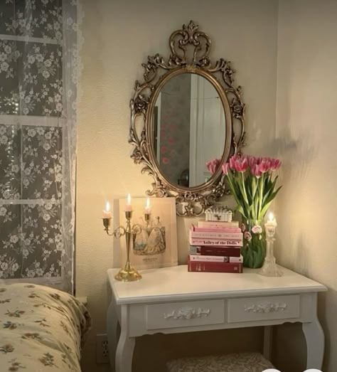 Apartment Bedroom Inspo Pink, Coquette Room Mirror, Vintage Study Table Aesthetic, Antique Desk Aesthetic, Vintage Floral Room Aesthetic, Vintage Coquette Room, Vintage Room Ideas, Vintage Chic Decor, Aesthetic Vanity