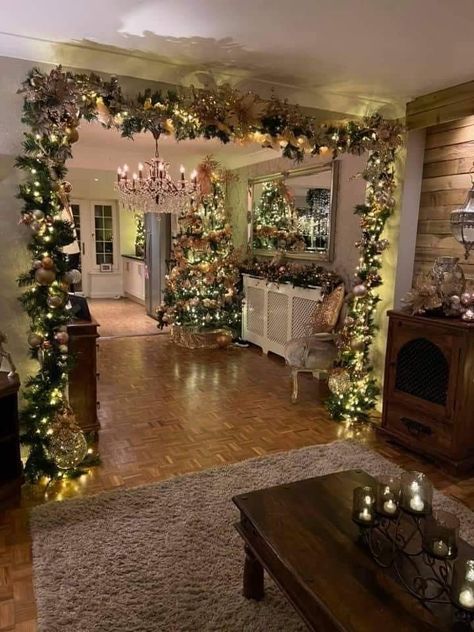 Christmas Garland Indoor Archway, Doorway Christmas Decor Indoor, Christmas Tree Decor Ideas 2023 Trends, Christmas Doorway Decorations, Christmas Hallway, Glam Christmas Decor, Christmas Apartment, Cozy Christmas Decor, Christmas Decor Inspiration