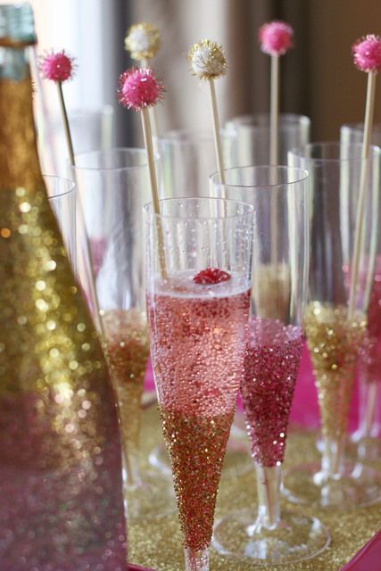 Sparkly pink and gold cocktails and drinks #GlitterParty Glitter Wallpaper Iphone, 21st Ideas, Glitter Baby Shower, Glamour Party, Sparkle Party, 27th Birthday, Glitter Photo, Glam Party, Gold Baby Showers