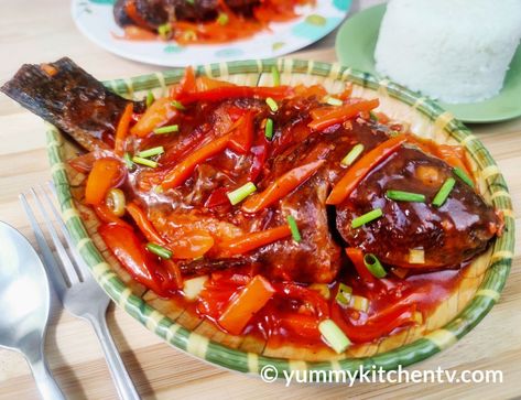 Sweet and Sour Tilapia Sweet And Sour Fish Recipe, Asian Chili Sauce, Yummy Kitchen, Fried Tilapia, Tilapia Recipe, Pineapple Syrup, Julienned Carrots, Filipino Cuisine, Tilapia Recipes