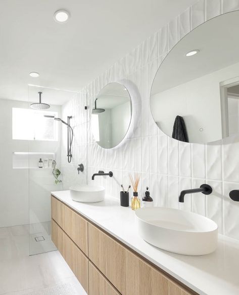 Modern Costal Bathroom Design, Modern Coastal Ensuite, Coastal Hamptons Bathroom Ideas, Coastal Bathroom Black Fixtures, Light Bright Bathroom Ideas, Hamptons Coastal Bathroom, Coastal Contemporary Bathroom, Marble Cabinet Bathroom, Scandinavian Bathroom Floor