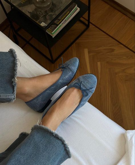 Flat Shoes Outfit, Chanel Flats, Denim Flats, Trendy Shoes Sneakers, Clog Boots, Fantastic Shoes, Shoes World, Blue Suede Shoes, Ballerina Flats