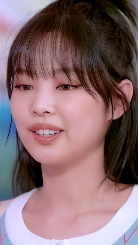 Korean Hairstyle Bangs Round Faces, Jennie Dulu, Soft Layered Haircut Short, Korean Full Bangs, Full Bangs Round Face, Korean Bangs Hairstyle Round Face, Asian Hairstyles Round Face, Full Bangs Long Hair, Wispy Bangs Round Face