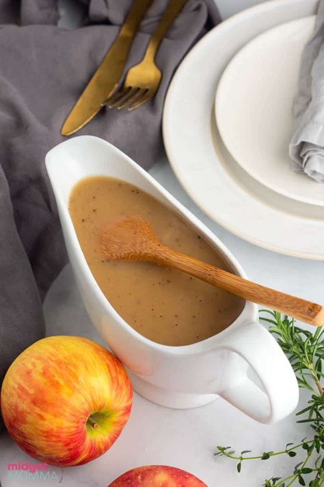 Homemade gravy is the best type of gravy. This apple cider turkey gravy is my all time favorite gravy to make for and holiday meal and it only takes 5 minutes to make once you are done baking your turkey! Apple Cider Turkey, Apple Cider Gravy, Dinner Recipes Quick And Easy, Cider Gravy, Turkey Gravy Easy, Homemade Turkey Gravy, Dinner Recipes Quick, Easy Gravy Recipe, Recipes Quick And Easy