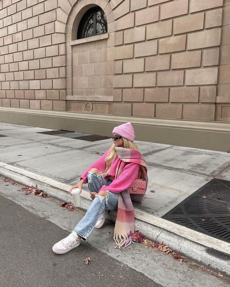 DANIELLE GLANZ SHANES (@shestyledwhat) | Instagram Pink Beanie Aesthetic, Pink Beanie Outfit Winter, Pink Cold Weather Outfit, Pink Scarf Aesthetic, Scarf And Beanie Outfit, Pink Bag Outfit Winter, Pink Winter Coat Outfit, Pink Scarf Outfit Winter, Cold Weather Outfits Aesthetic