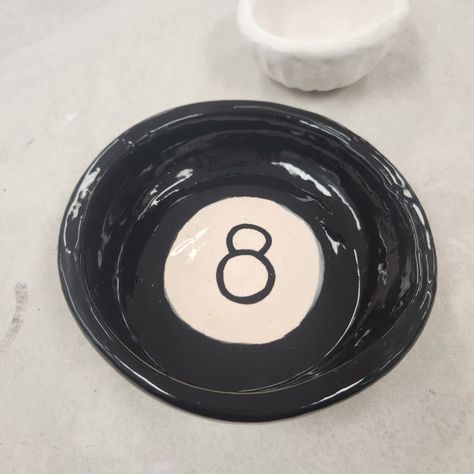 Jewelry Tray Ceramic, 8 Ball Clay Tray, Ash Trey Ideas Clay, Pottery Ideas Jewelry Holder, Ceramics For Men, Ceramic Tray Painting Ideas, Pottery Painting Jewelry Dish, Jewelry Dish Painting Ideas, Ash Tray Ideas