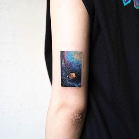 15+ Delicately Beautiful Tattoos By South Korean Artist Hongdam Tricep Tattoos, Square Tattoo, Tato Minimal, Back Of Arm Tattoo, Omerta Tattoo, Tattoo Zeichnungen, Moon Tattoo Designs, Spine Tattoos For Women, Arrow Tattoo