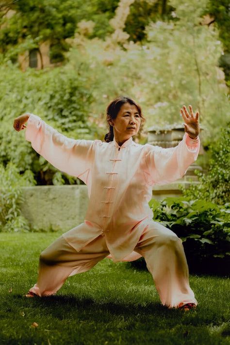 Tai Chi Is a Workout for the Brain and Body Qi Gong Aesthetic, Tai Chi Aesthetic, Waterbending Poses, Tai Chi Poses, Tai Chi Movements, Tai Chi Moves, Brain Surgeon, 4 Poses, Yoga Wellness