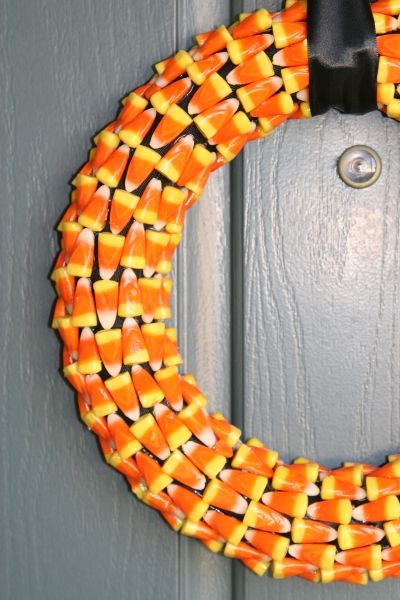 Candy Corn Crafts, Corn Wreath, Candy Corn Wreath, Craft Halloween, Cute Little Houses, Halloween Candy Corn, Halloween Wreaths, Holiday Crafts Christmas, Diy Holiday