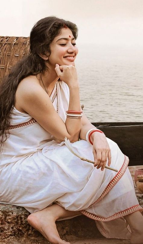 Sai Pallavi Bengali Look, Bengali Woman Aesthetic, South Indian Women, Girl Actors, Sai Pallavi, Indian Photoshoot, Indian Aesthetic, Love Song, Coimbatore