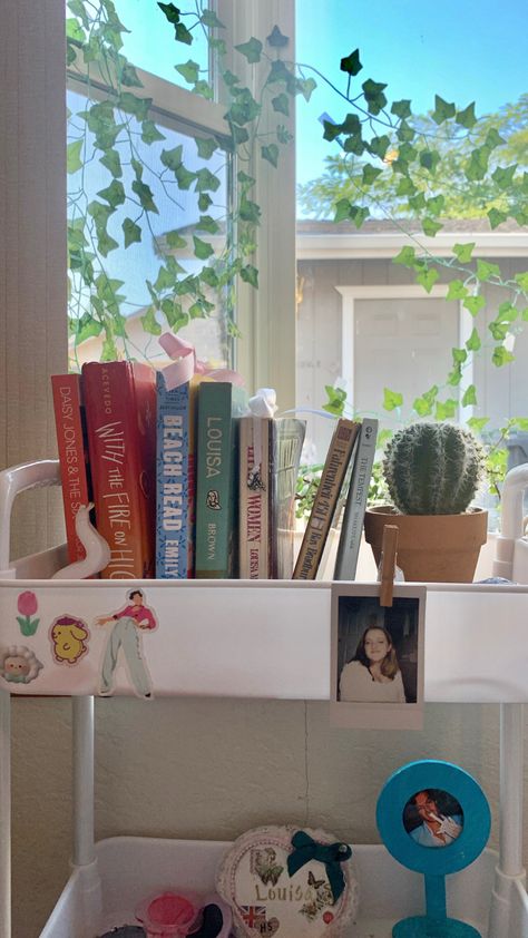 Book Cart Idea, Rolling Book Cart, Book Cart Idea Aesthetic, Book Reading Corner Aesthetic, Aesthetic Book Cart, Ikea Rolling Cart Ideas, Rolling Cart Aesthetic, Rolling Cart Ideas Bedroom, Cart Ideas Bedroom