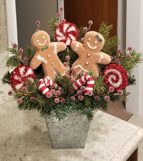 Gingerbread Kitchen Cabinets, Ginger Bread Christmas Decorations Diy, Gingerbread Trees Christmas, Christmas Kitchen Decor Ideas Cabinets, Gingerbread Centerpiece Ideas, Gingerbread Kitchen, Maileg Christmas, Christmas Table Decorations Diy, Gingerbread Tree