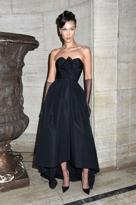 Celebrities In Black Dresses, Dior Strapless Dress, Vintage Dior Black Dress, Iconic Dior Dress, Dior Iconic Dress, Black Met Gala Dress, Dior Dress Aesthetic, Bella Hadid Red Carpet Dresses, Goth Red Carpet