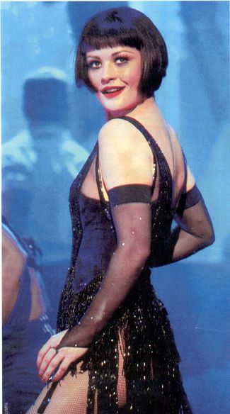 Velma Kelly Velma Kelly, Chicago Costume, Chicago Movie, Cabaret Costume, Chicago Musical, Musical Hair, Show Makeup, Female Villains, Zeta Jones