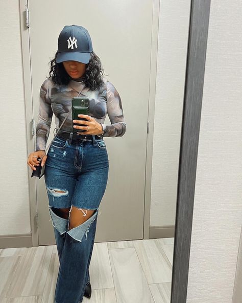 Outfits With Baseball Hats Black Women, Trendy Chill Outfits, Denim Dress Fall 2023, Baseball Hat And Heels Outfit, Black Woman Outfits Casual, Trendy Outfits Fall 2023, My Yankees Hat Outfit, Rainy Day Club Outfit, Denim Shoes Outfit Fashion Ideas