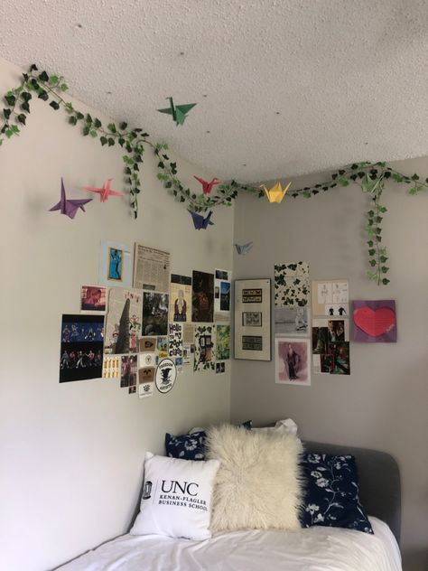 Paper Crane Decoration Bedroom, Paper Crane Room Decor, Collage Room Decor, Collage Room, Decor Leaves, Room Decor Inspiration, College Dorm Decor, Future Inspiration, Room 2023