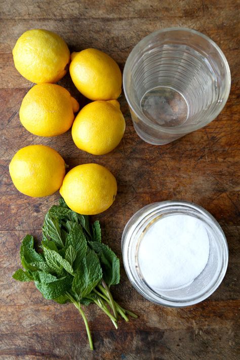 This is a refreshing Tart Muddled Mint Lemonade Recipe that will make you feel like you're on vacation! Spearmint Recipes, Mint Drinks, Mint Recipes Fresh, Lemonade Ingredients, Mint Lemonade Recipe, Healthy Lemonade, Blendtec Recipes, Fresh Herb Recipes, Summer Vodka Cocktails