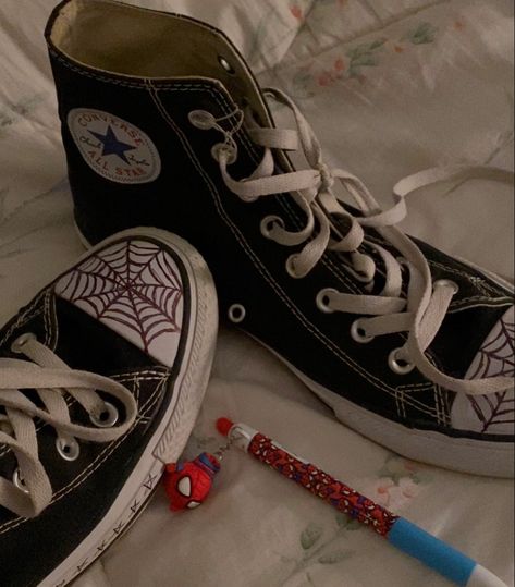 Spiderman Girl, Converse Design, Shoes Drawing, Dream Apartment, Marvel Superheroes, Gossip Girl, Converse High Top Sneaker, Converse Chuck Taylor High Top Sneaker, On Shoes